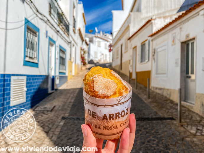 Bolo de arroz, postre típico del Algarve