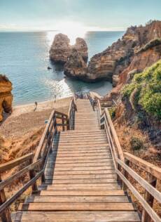Escaleras de bajada en Praia do Camilo