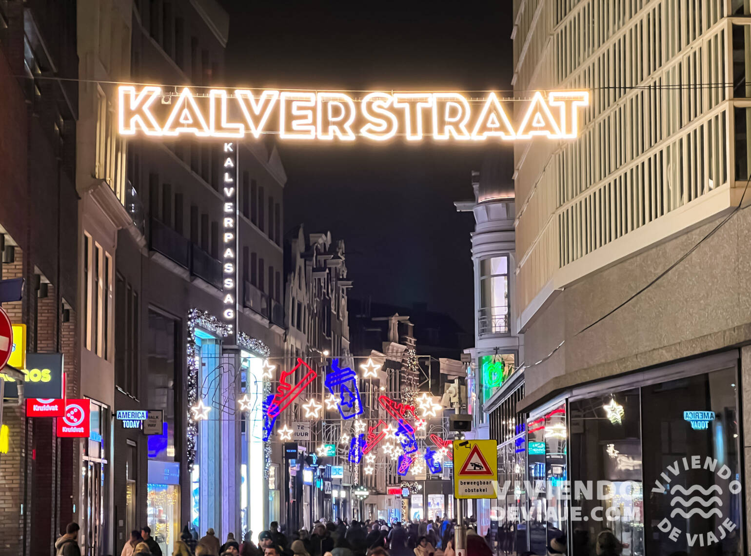 Iluminación de la calle Kalvestraat en Ámsterdam en Navidad