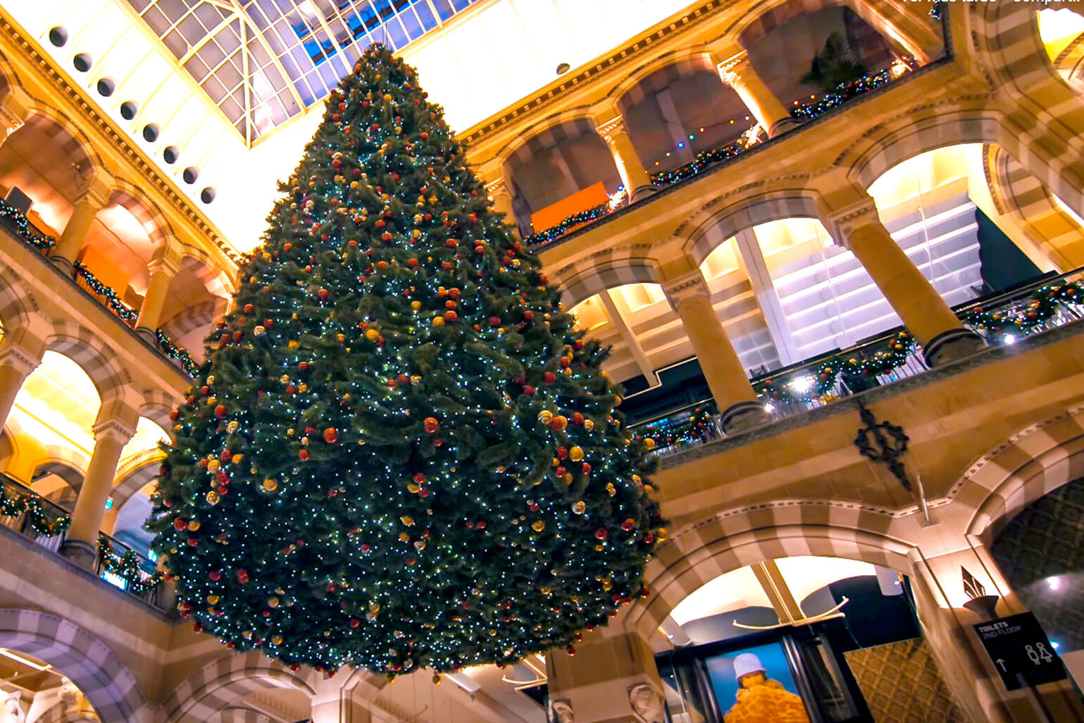 Árbol de Navidad del centro comercial Magna Plaza