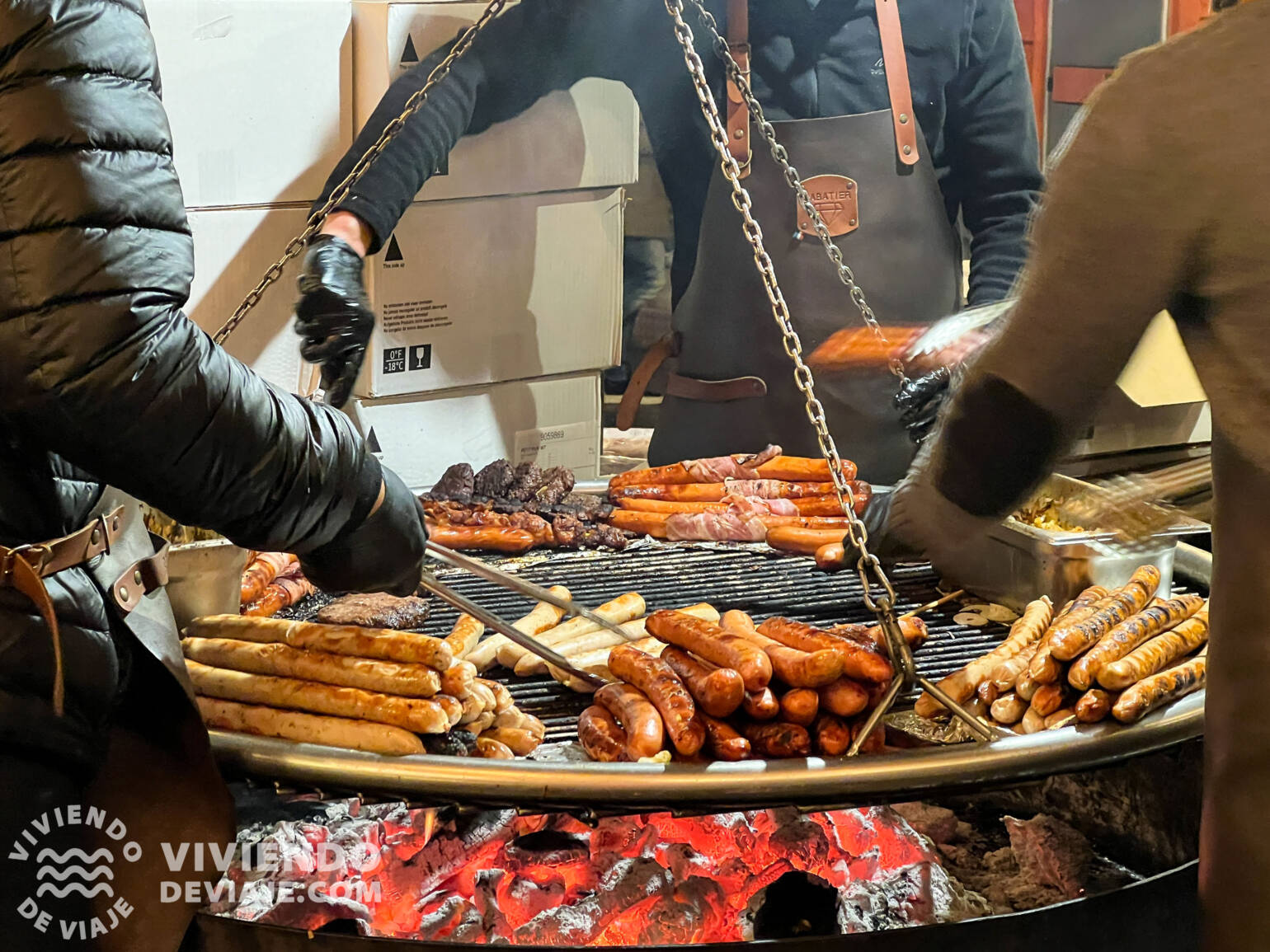 Salchichas a la brasa en los mercados navideños de Ámsterdam