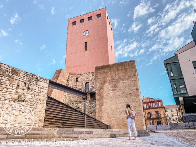 Torre del reloj en el barrio de Cimavilla