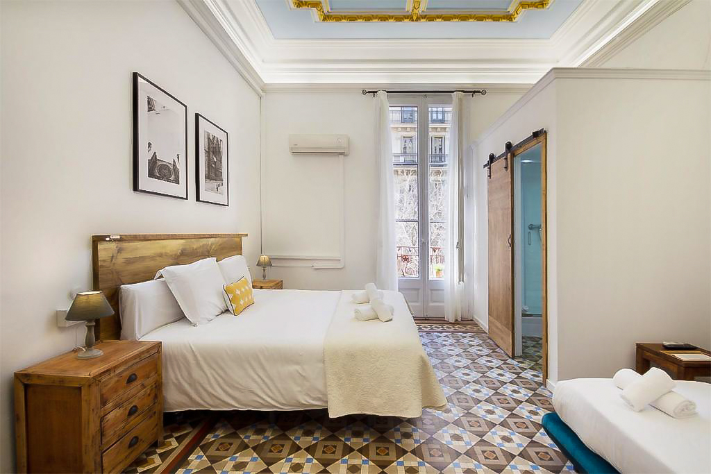 Alojamiento barato en Barcelona | Hostal Girona, en el Arco del Triunfo