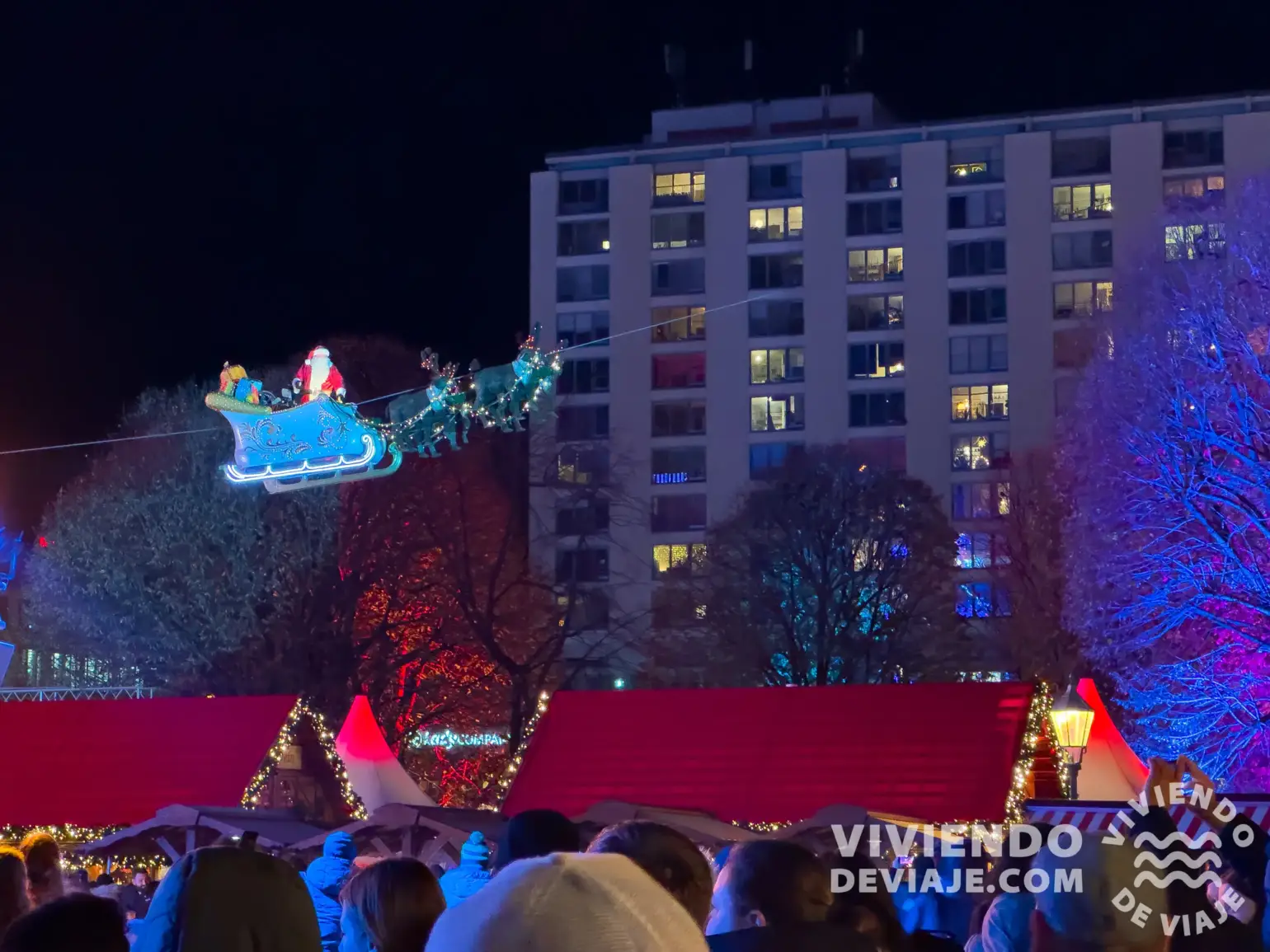 Papa Noel en su trineo en el mercado navideño del Ayuntamiento de Berlín