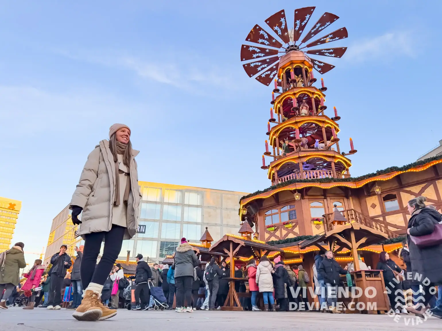 Pirámide de Navidad en el mercado de Navidad de Alexanderplatz