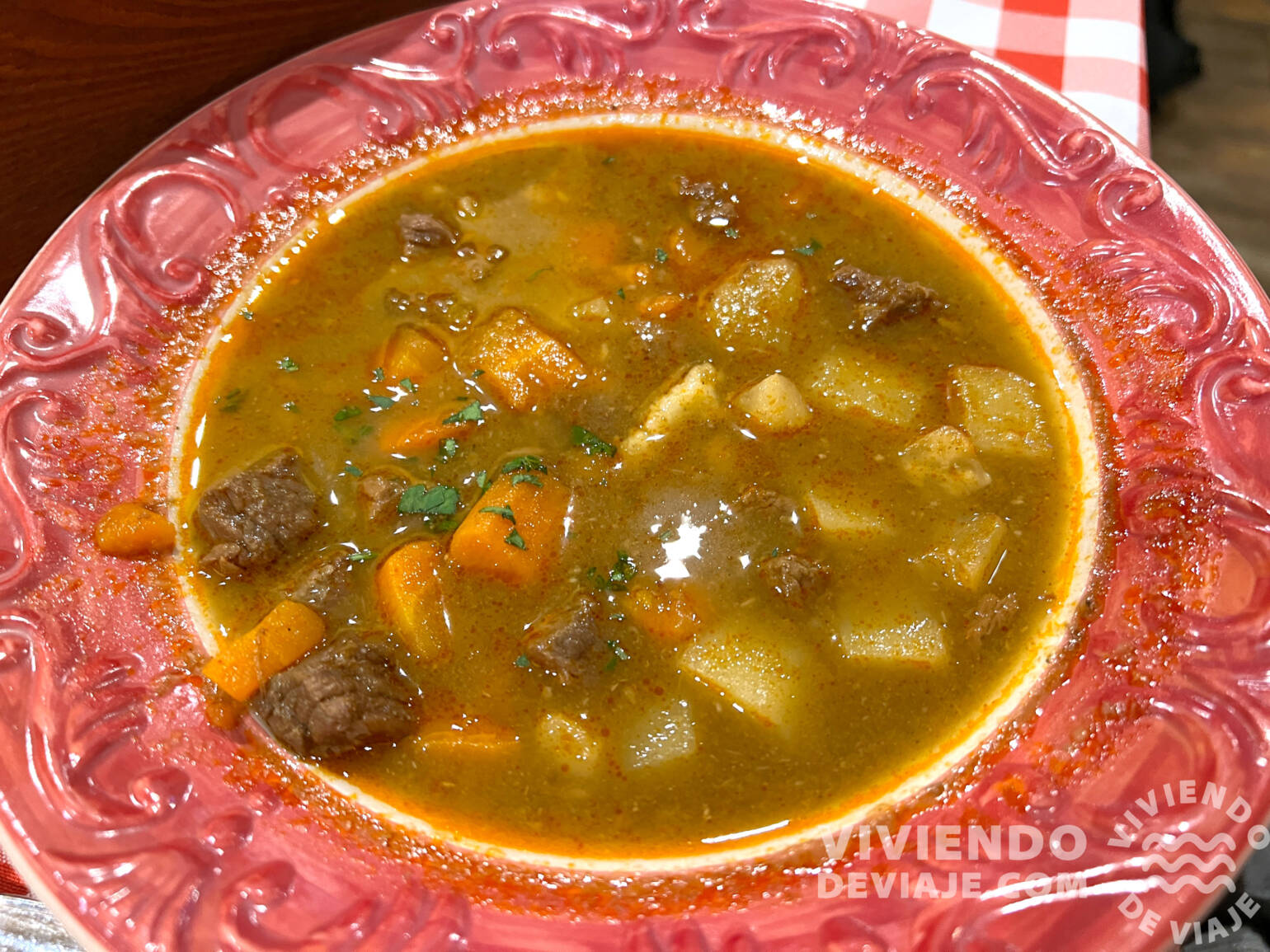 Probar el Goulash, una de las cosas que hacer en Budapest