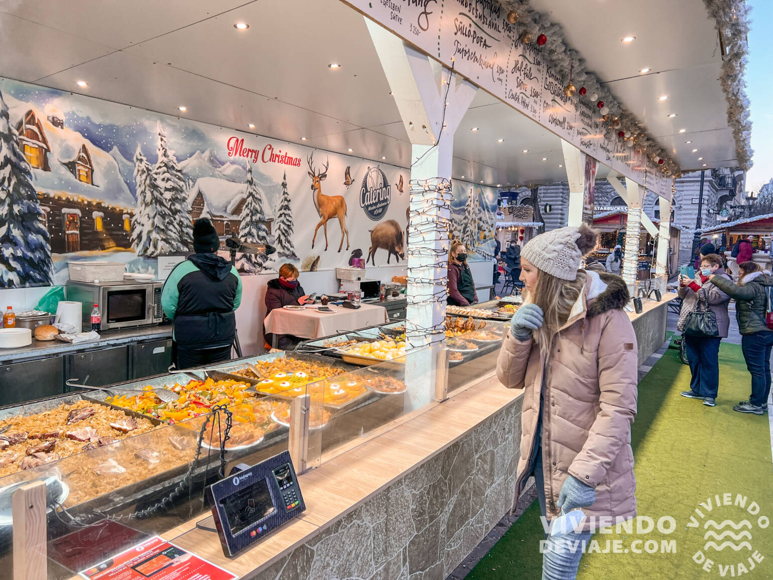 Puestos de comida en el mercado de Navidad de la Plaza Vörösmarty