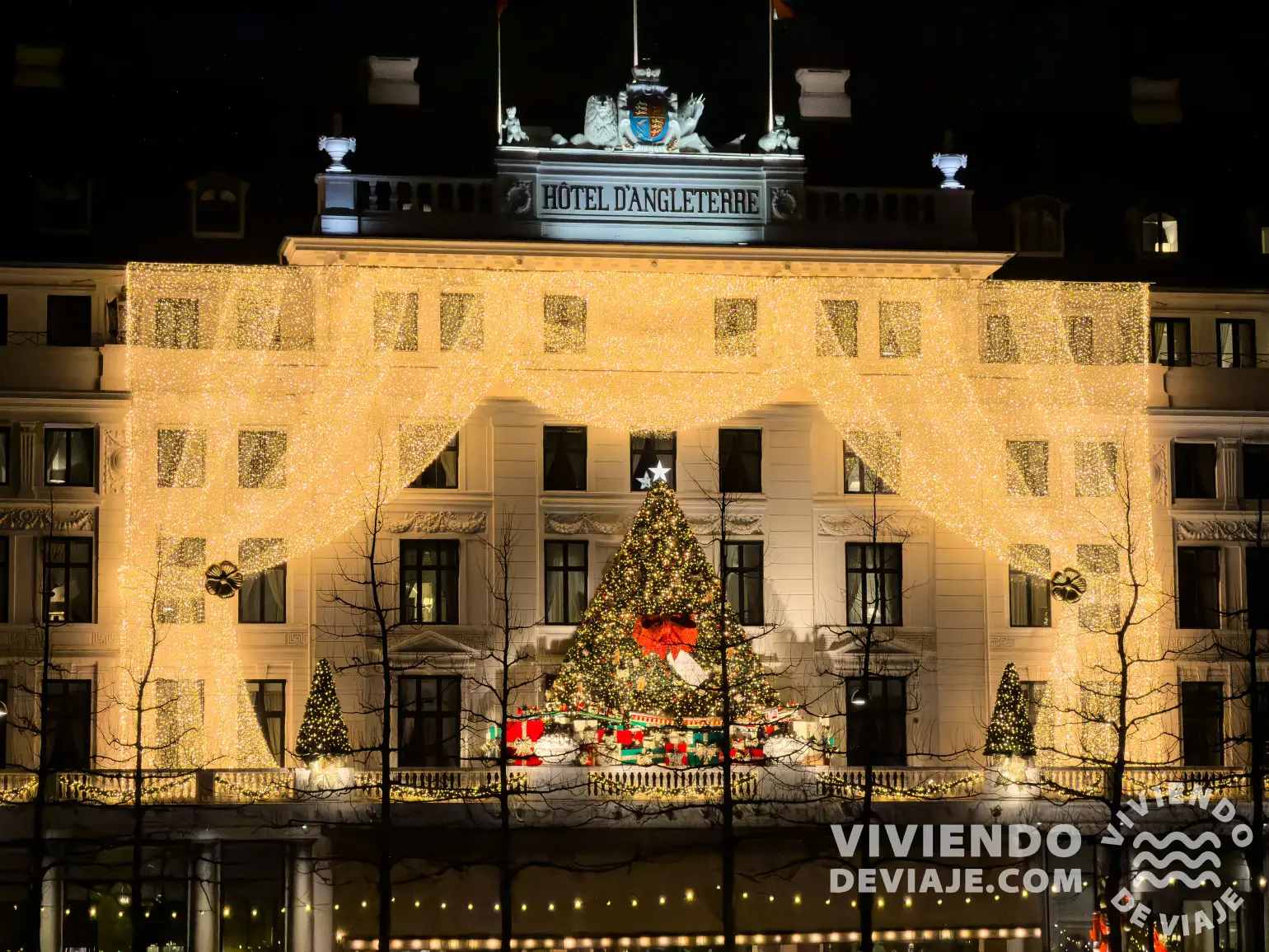 Hotel d'Angleterre frente a la pista de patinaje