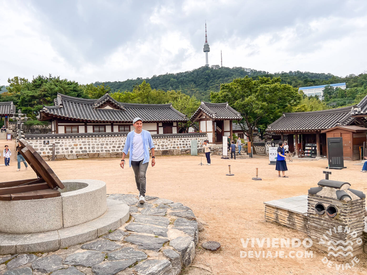 Namsangol Hanok Village con la N Seoul Tower al fondo