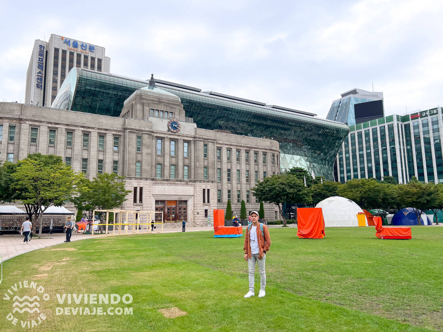 Plaza de Seúl con el ayuntamiento acristalado de fondo