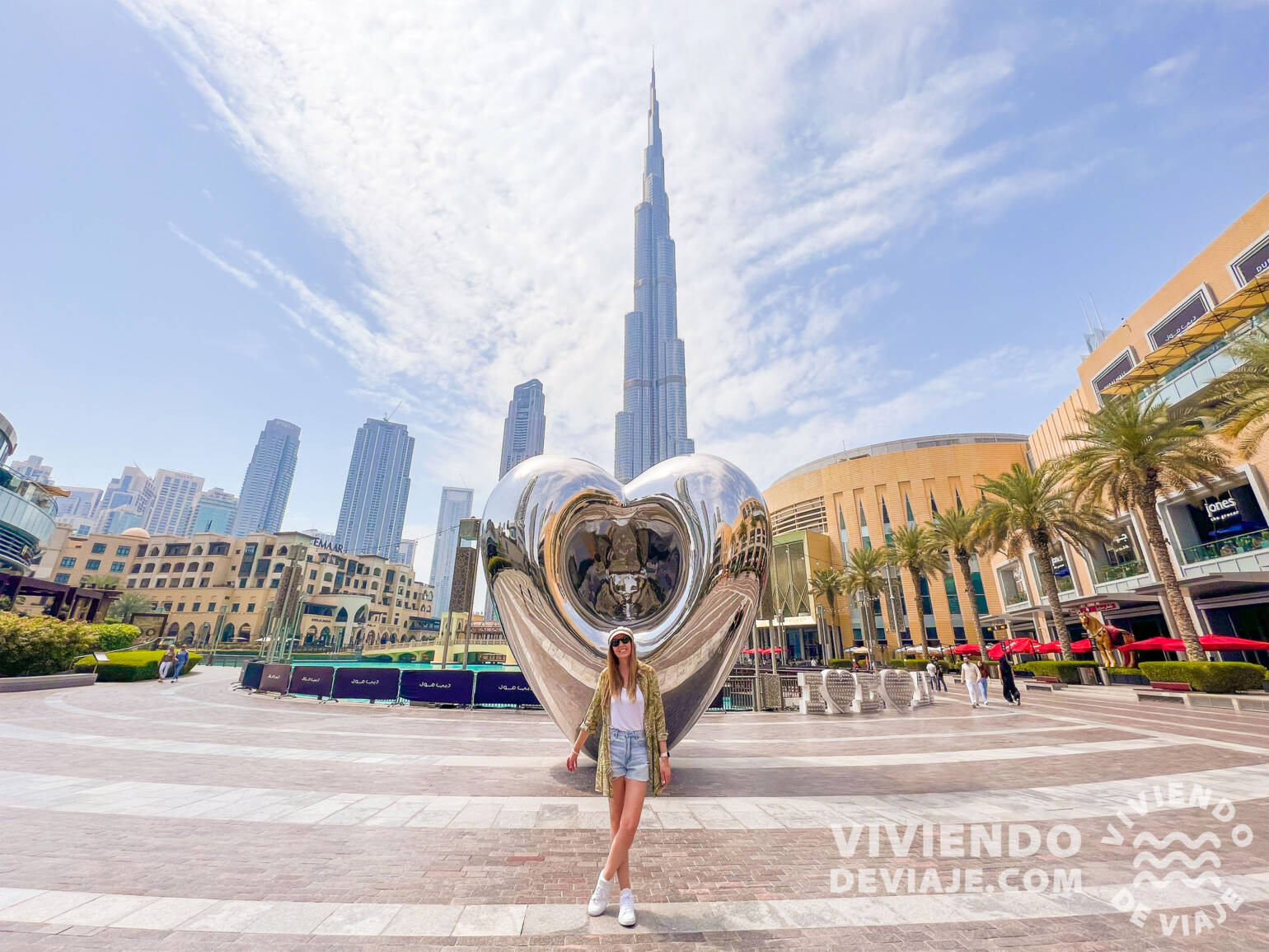 Escultura "Love Me" en Dubái Mall
