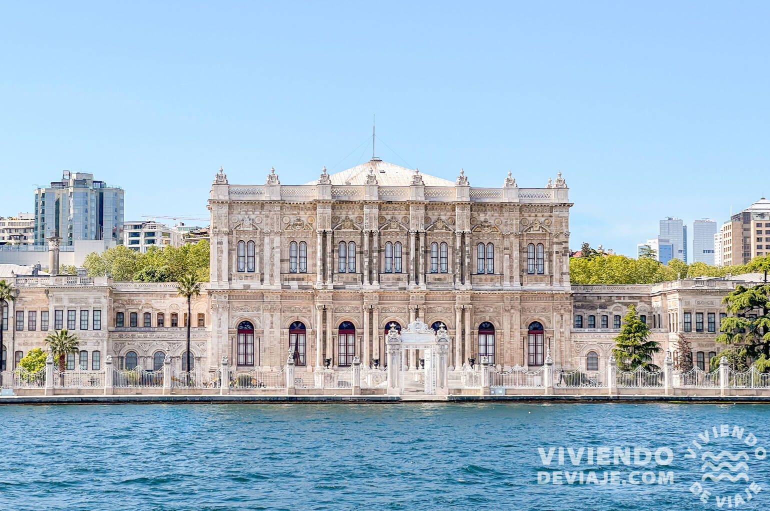 Palacio de Dolmabahçe desde el Bósforo