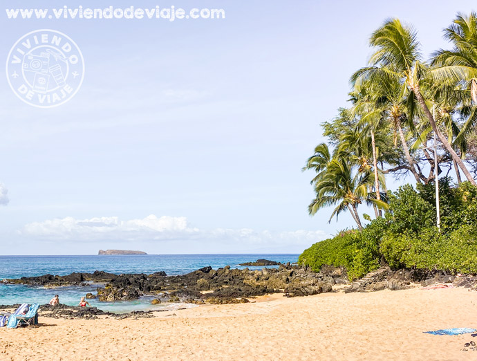Al fondo se puede ver la pequeña isla de Molokai