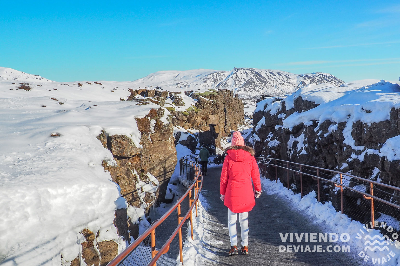 Caminando entre las placas tectónicas de Euroasia y Norteamérica en el Círculo de Oro de Islandia