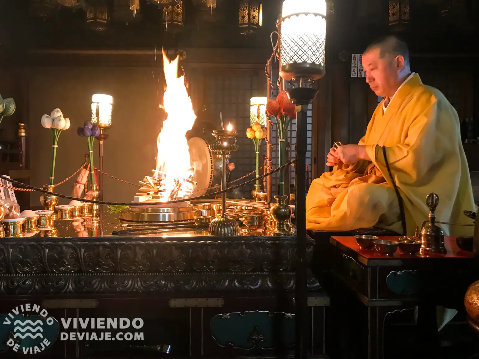 Ceremonia del fuego en el templo budista