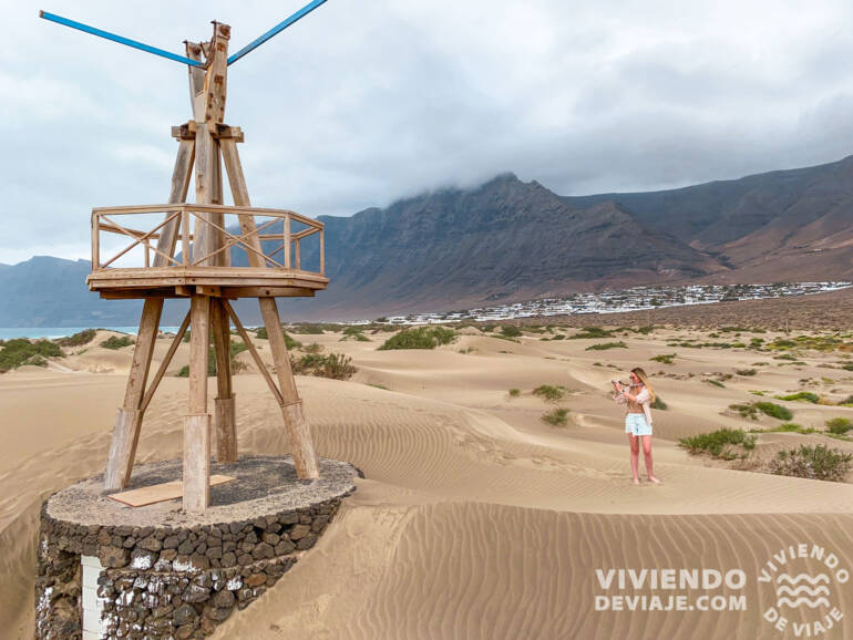 Playa de Famara, uno de los paisajes más bonitos en nuestra ruta por Lanzarote