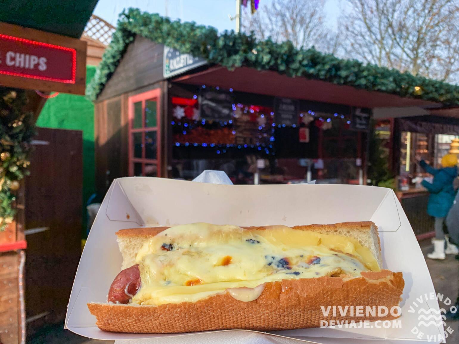 Salchichas alemanas con queso derretido