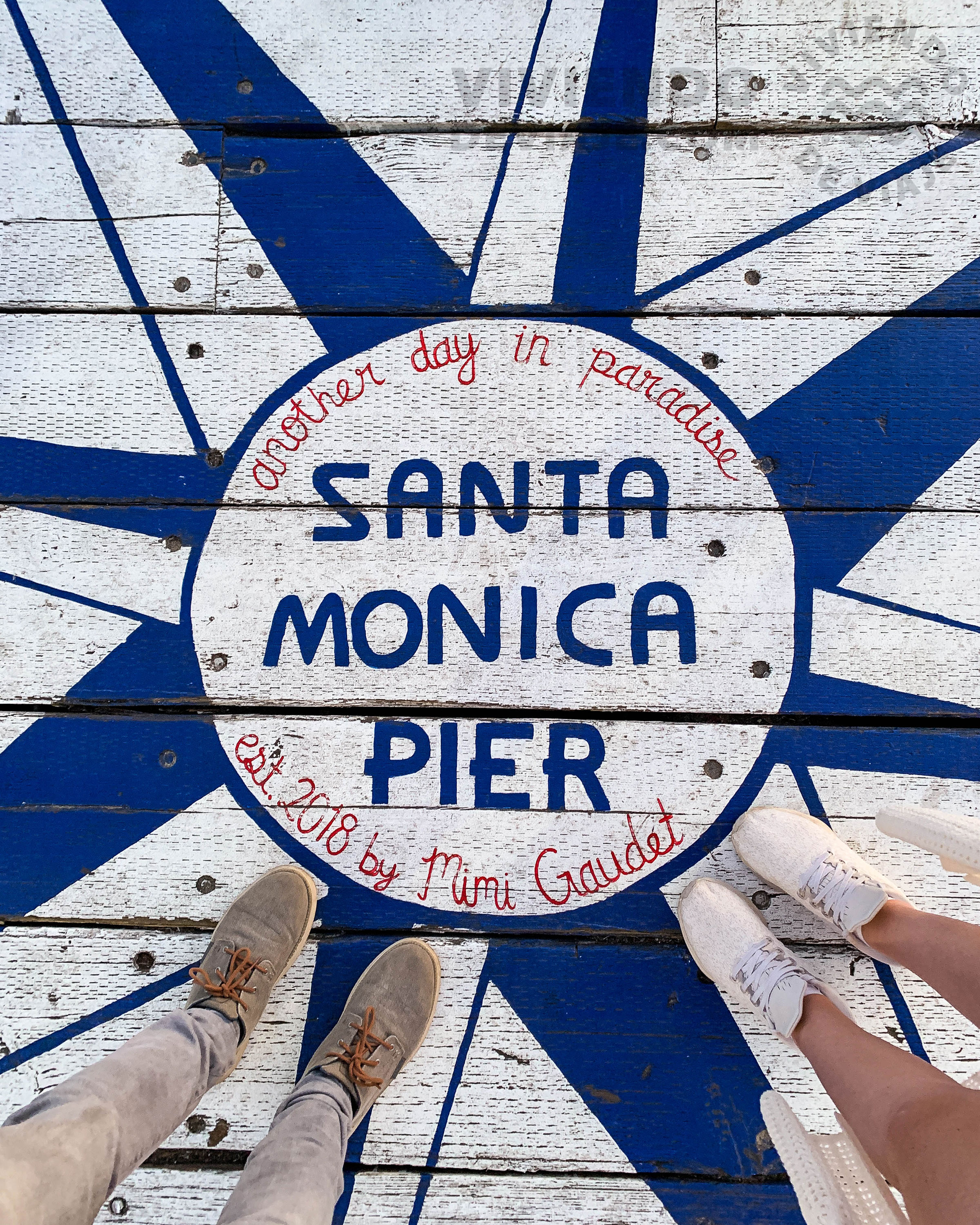 Marca en el suelo en el muelle de Santa Monica