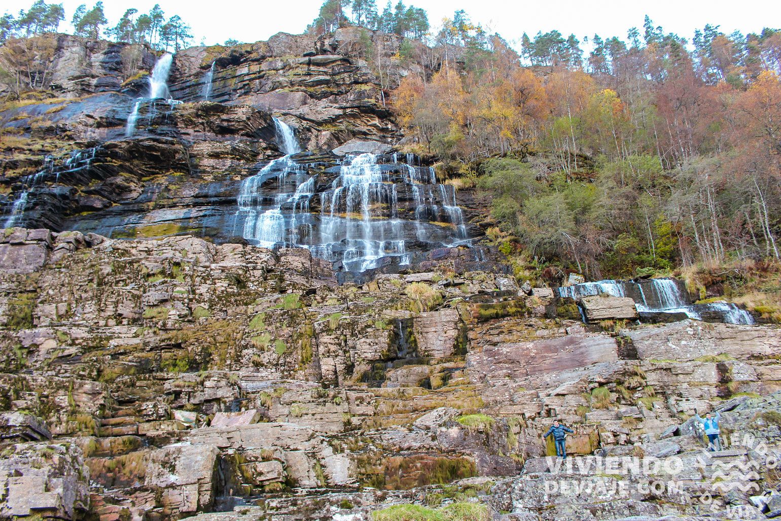 Parada en la cascada Tvindefossen en la ruta por Noruega