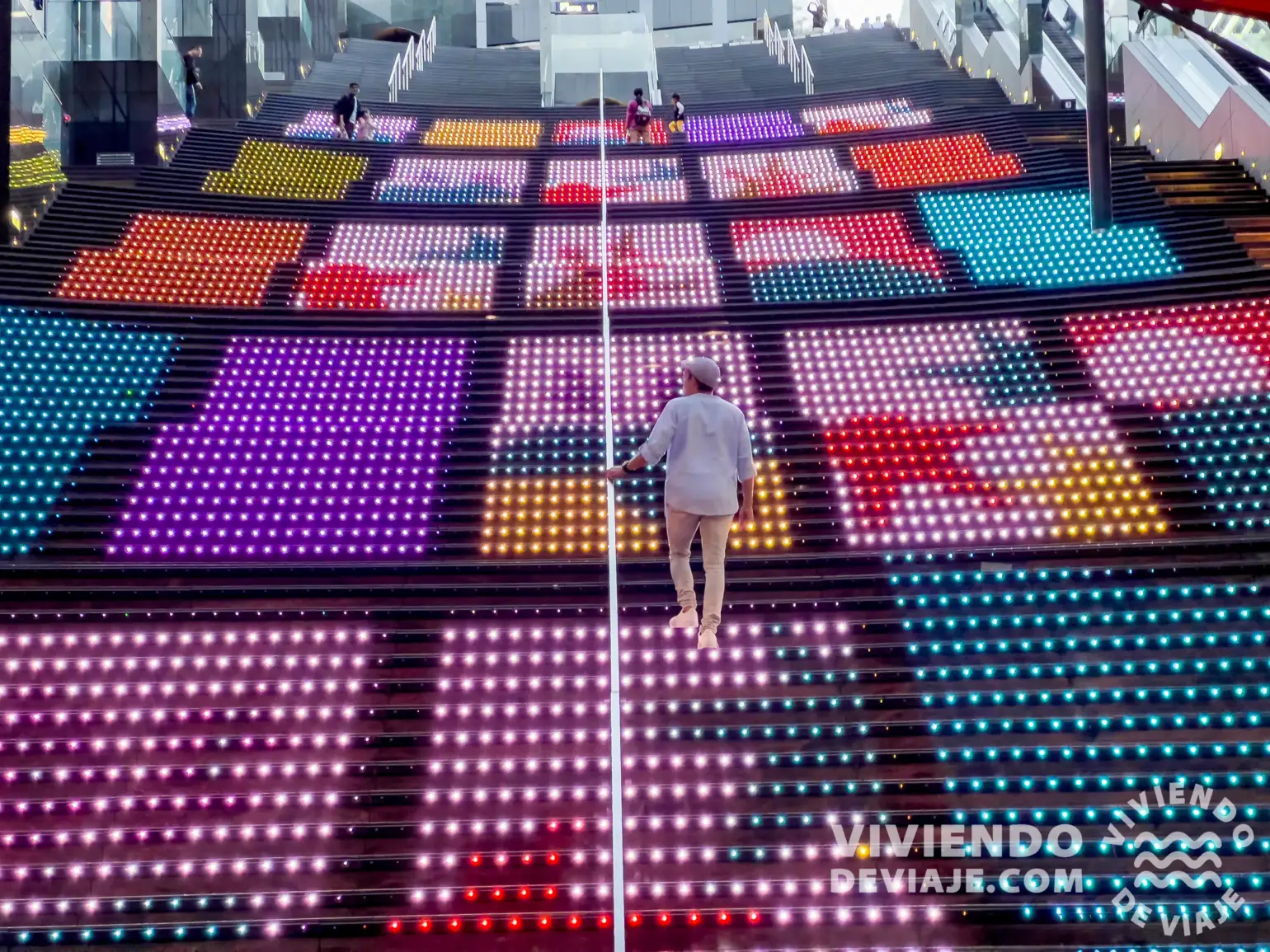 Escaleras led de la estación de Kioto