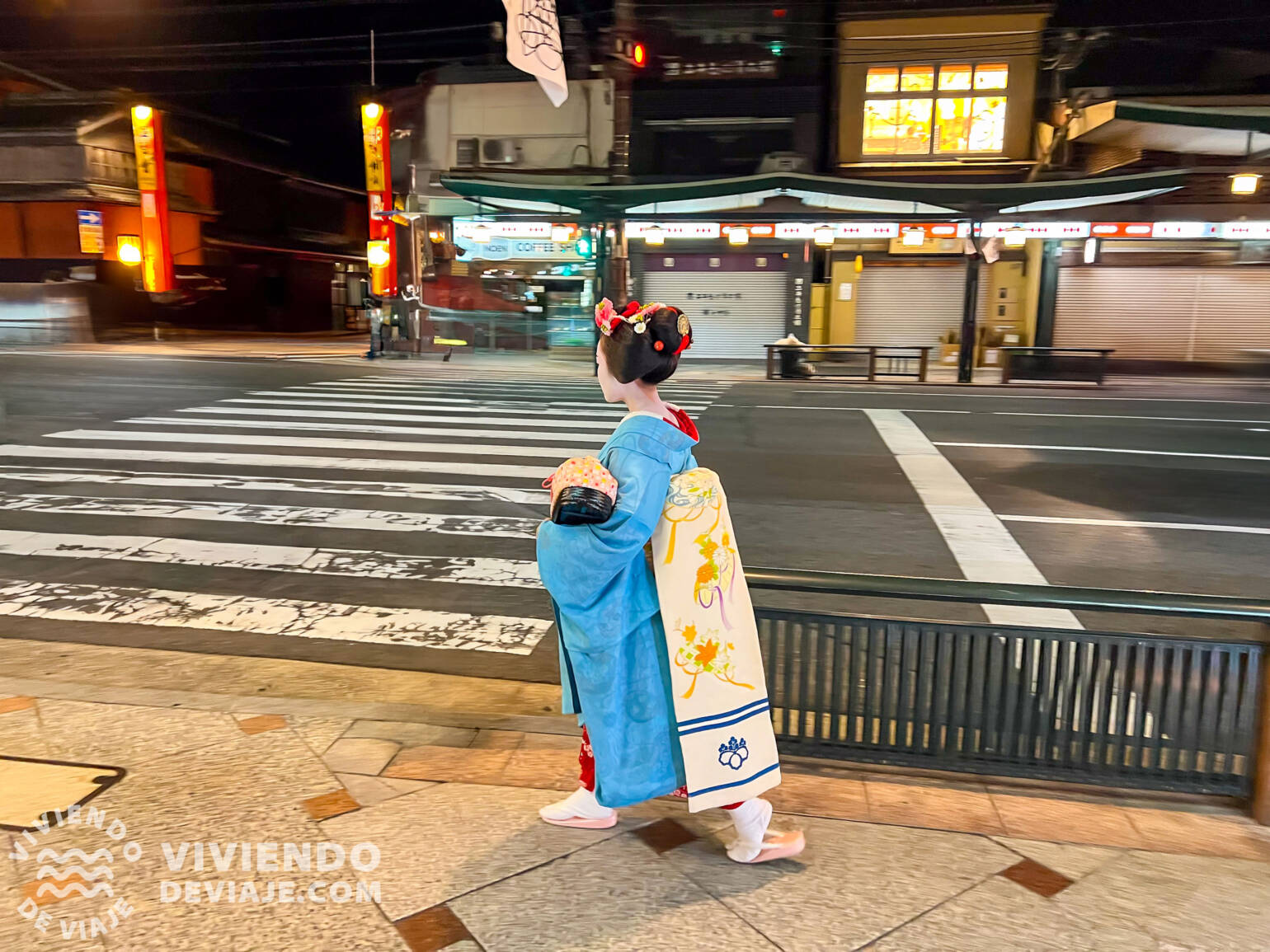 Gheisa cerca de la calle Hanamiko-ji en Kioto