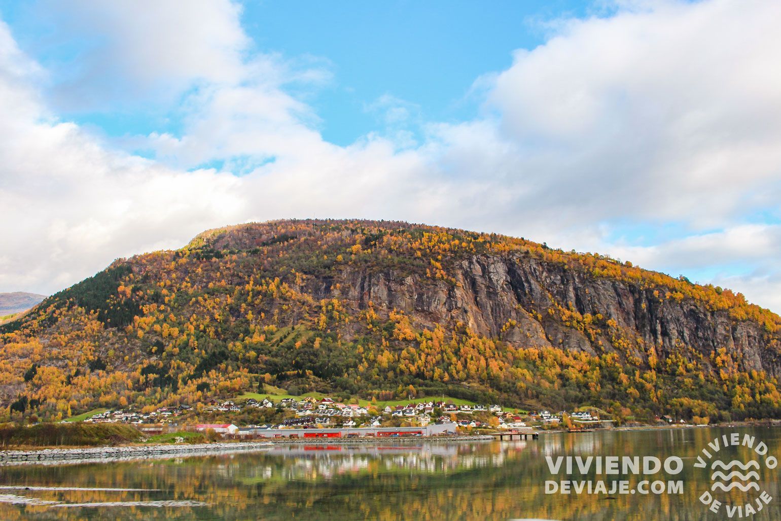 Vistas desde el ferri en Noruega
