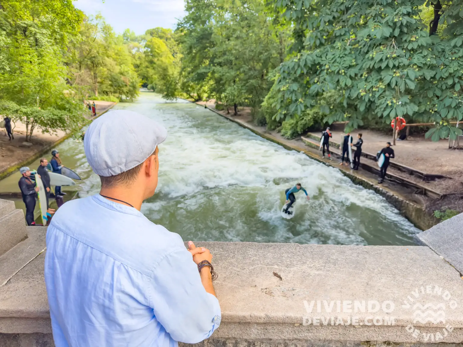 Surfistas en el Englischer Garten | Una zona bohemia donde alojarse en Múnich
