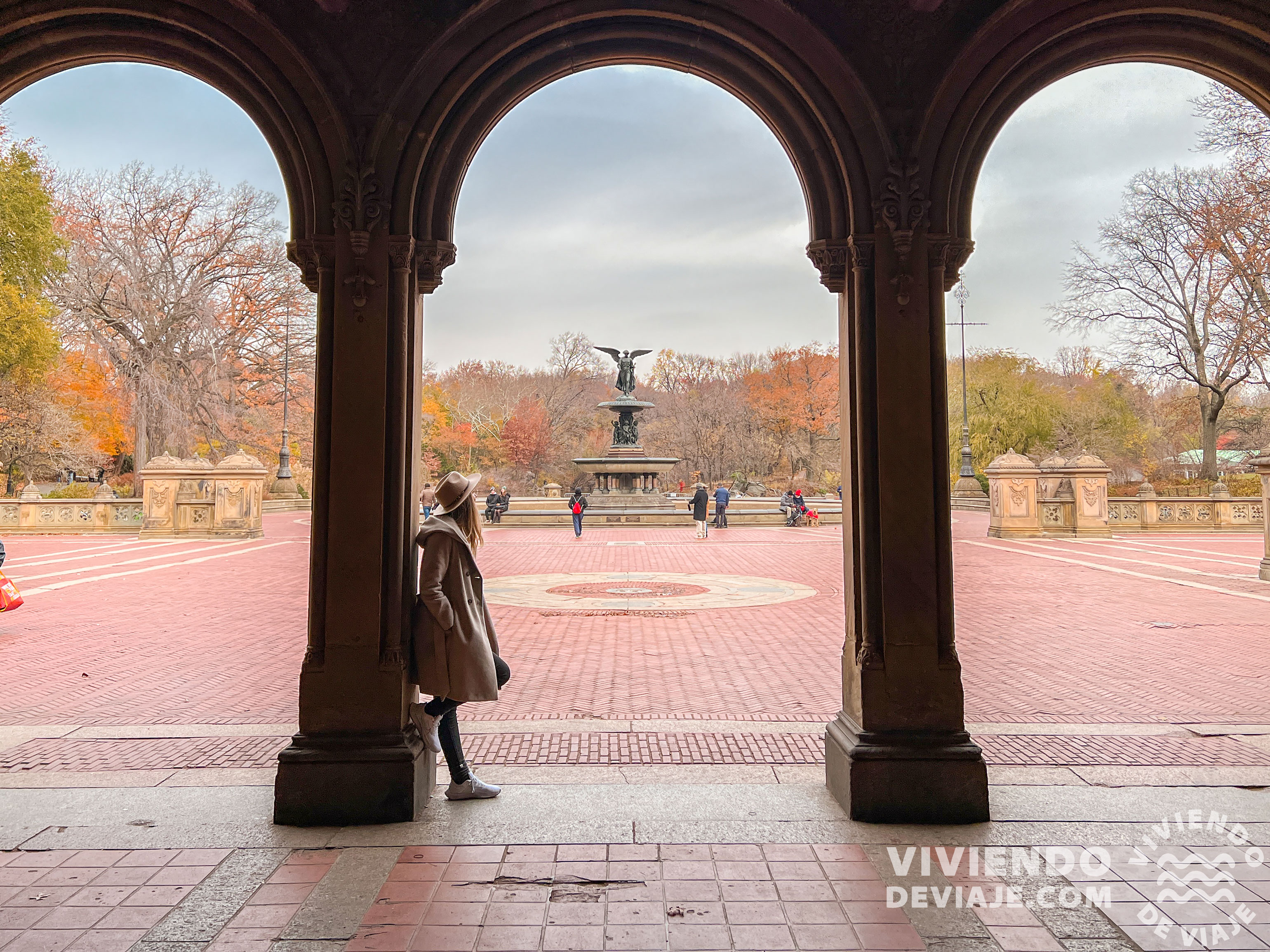 Foto imprescindible que hacer en Central Park con la fuente Bethesda al fondo