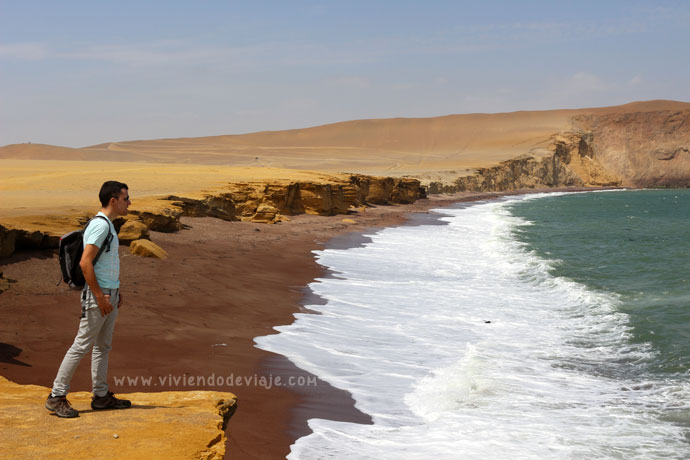 Playa roja del desierto de Paracas