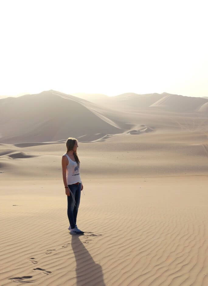 Playa roja en la Reserva Nacional de Paracas, internet en Perú