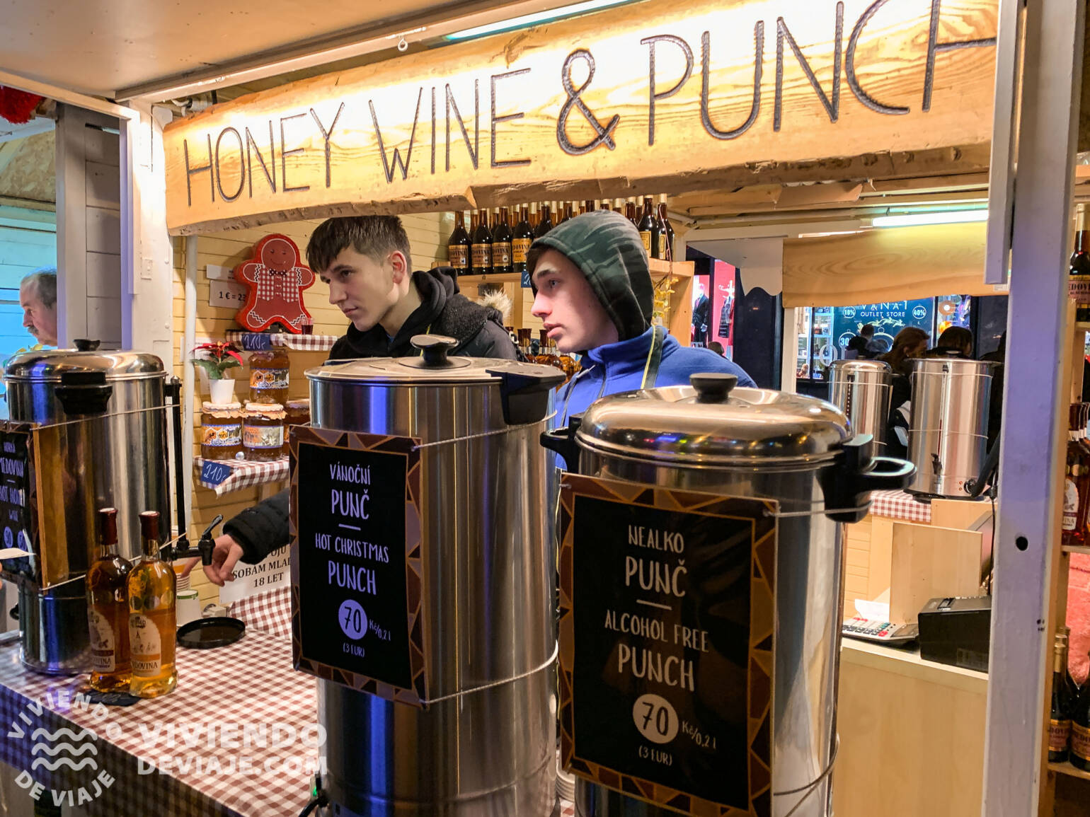 Puesto de bebidas calientes en Praga en Navidad