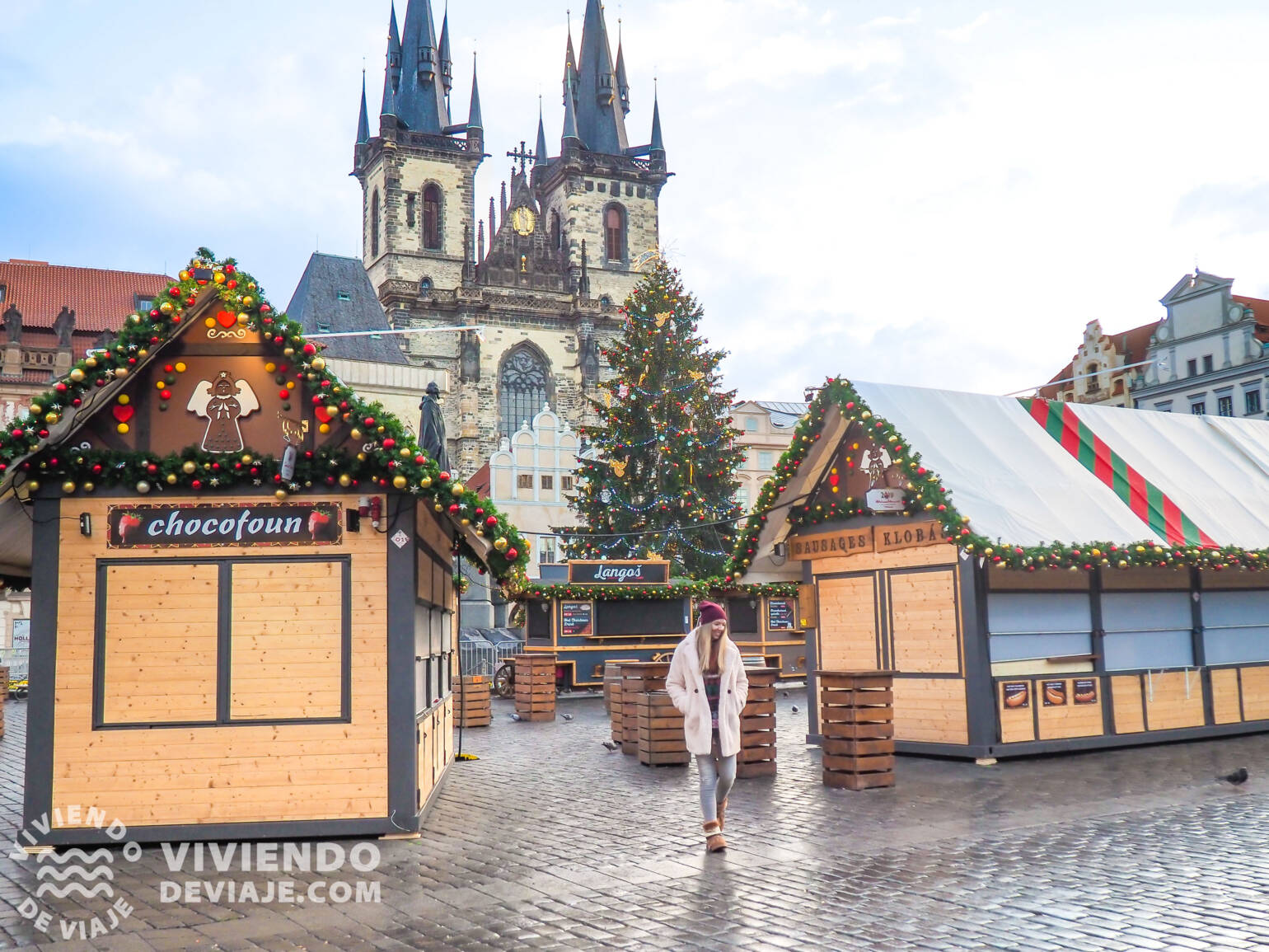 Mercado de Navidad de la Plaza de la Ciudad Vieja temprano y sin gente