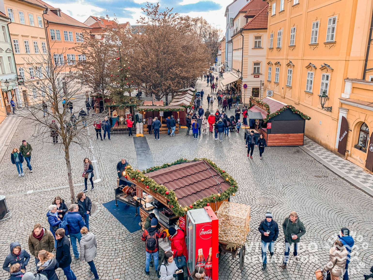 Mercados de Navidad cerca del puente de Carlos de Praga