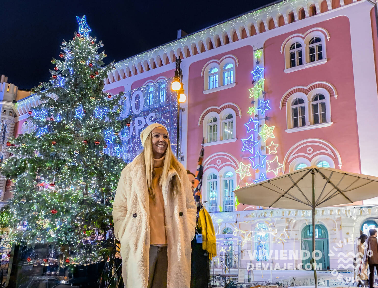Mercado navideño a la entrada del centro comercial Palladium
