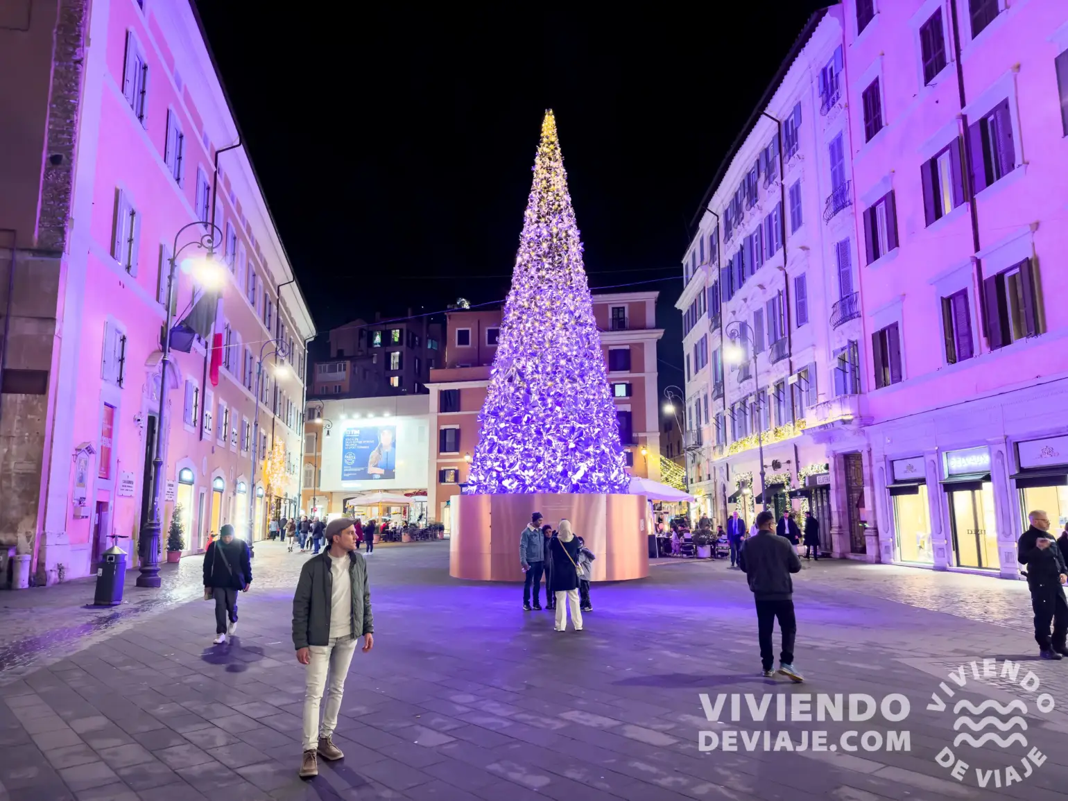 Árbol de Navidad en la piazza de San Lorenzo in Lucina (junto a Via del Corso)
