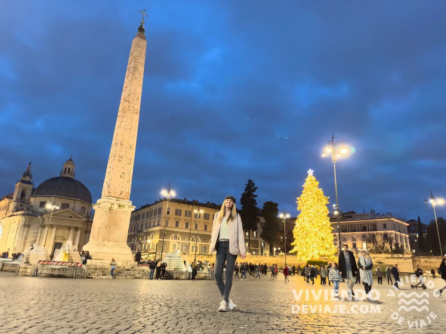 Árbol navideño en la Plaza del Pópolo