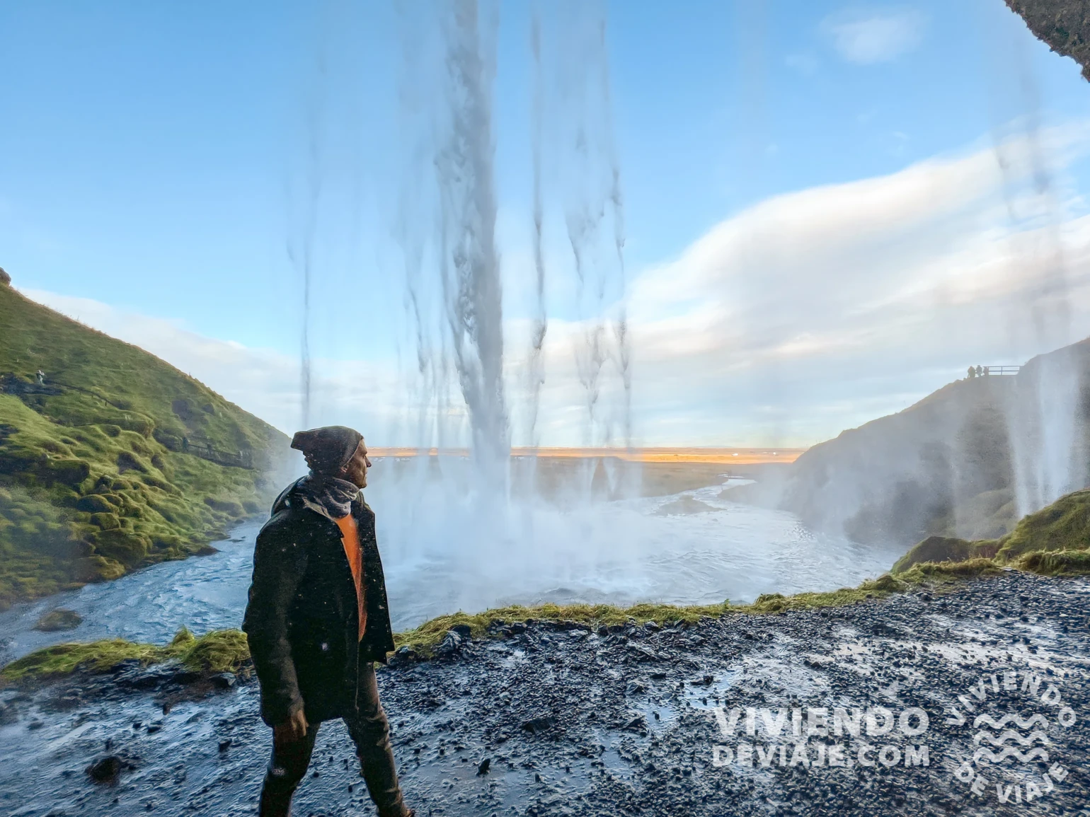 Cascada Seljalandsfoss por detrás