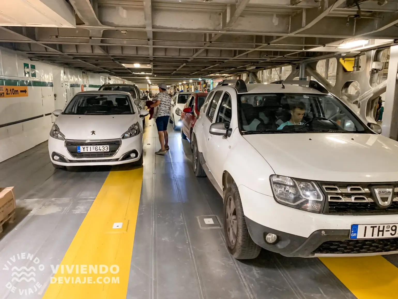 Subir a un ferry el coche de alquiler en Grecia